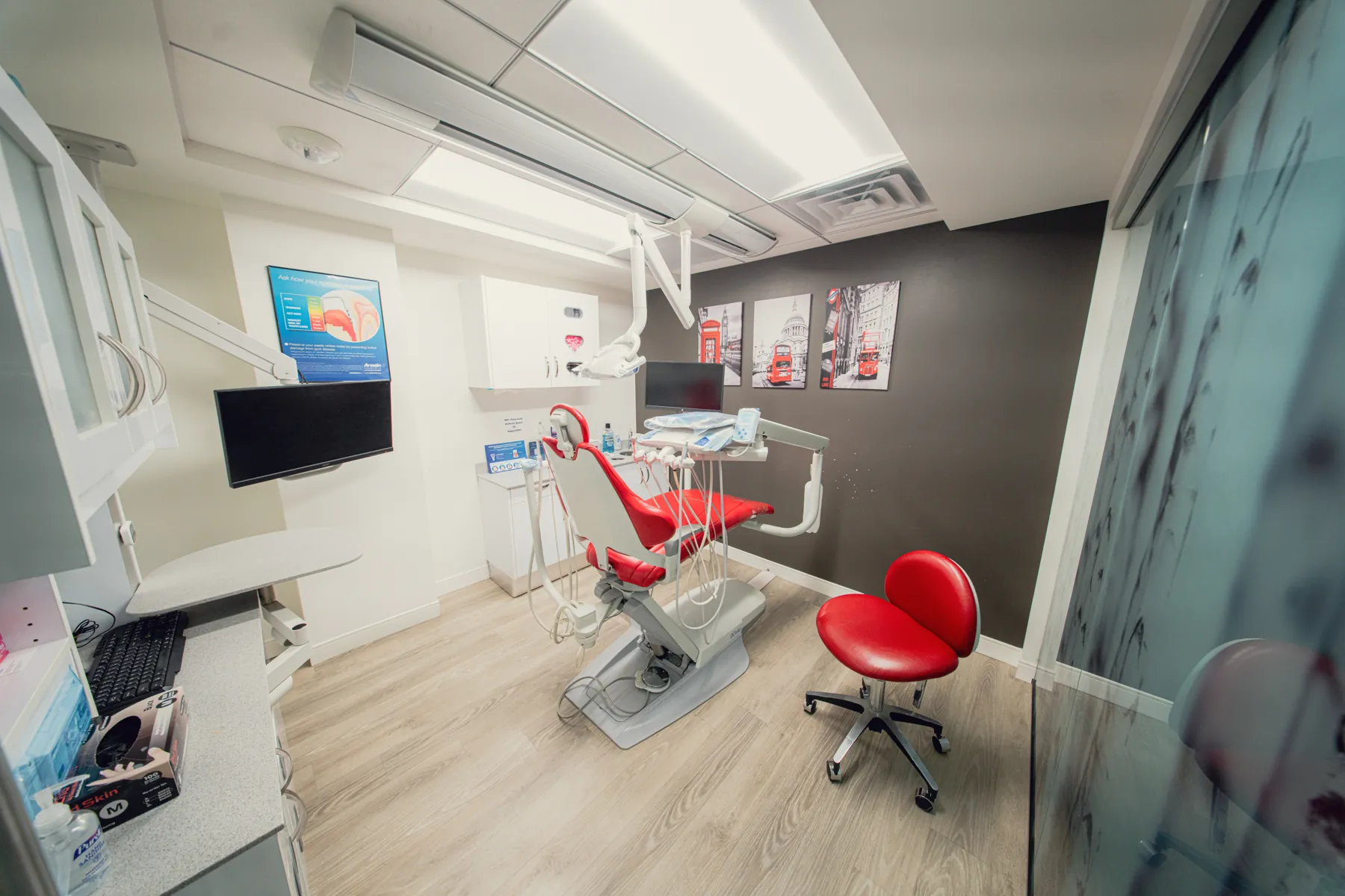 A treatment room at DC Perio & Implants with the planning monitor beside the chair